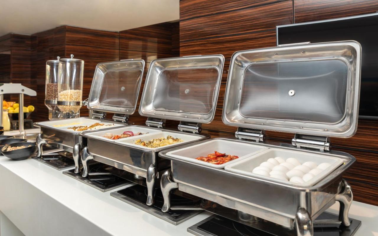Radisson Hotel Sfax Esterno foto A chafing dish