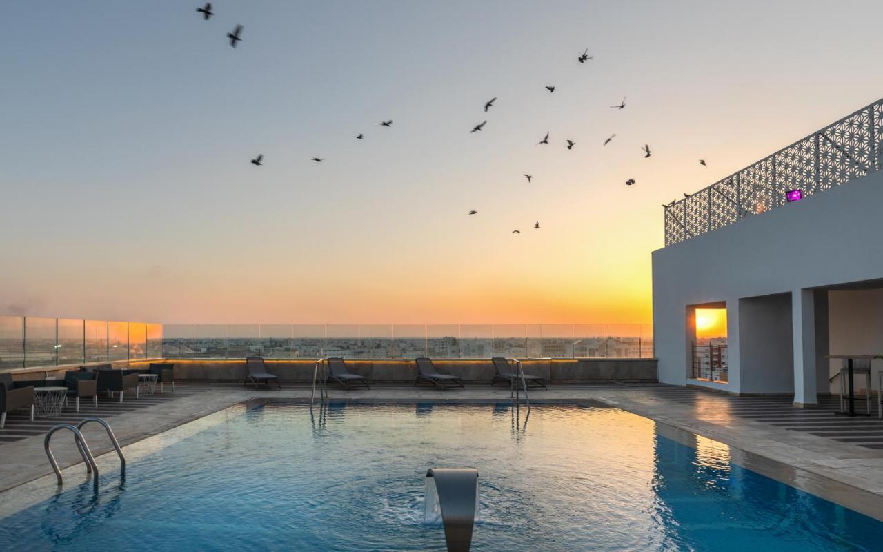 Radisson Hotel Sfax Esterno foto Rooftop pool at the hotel