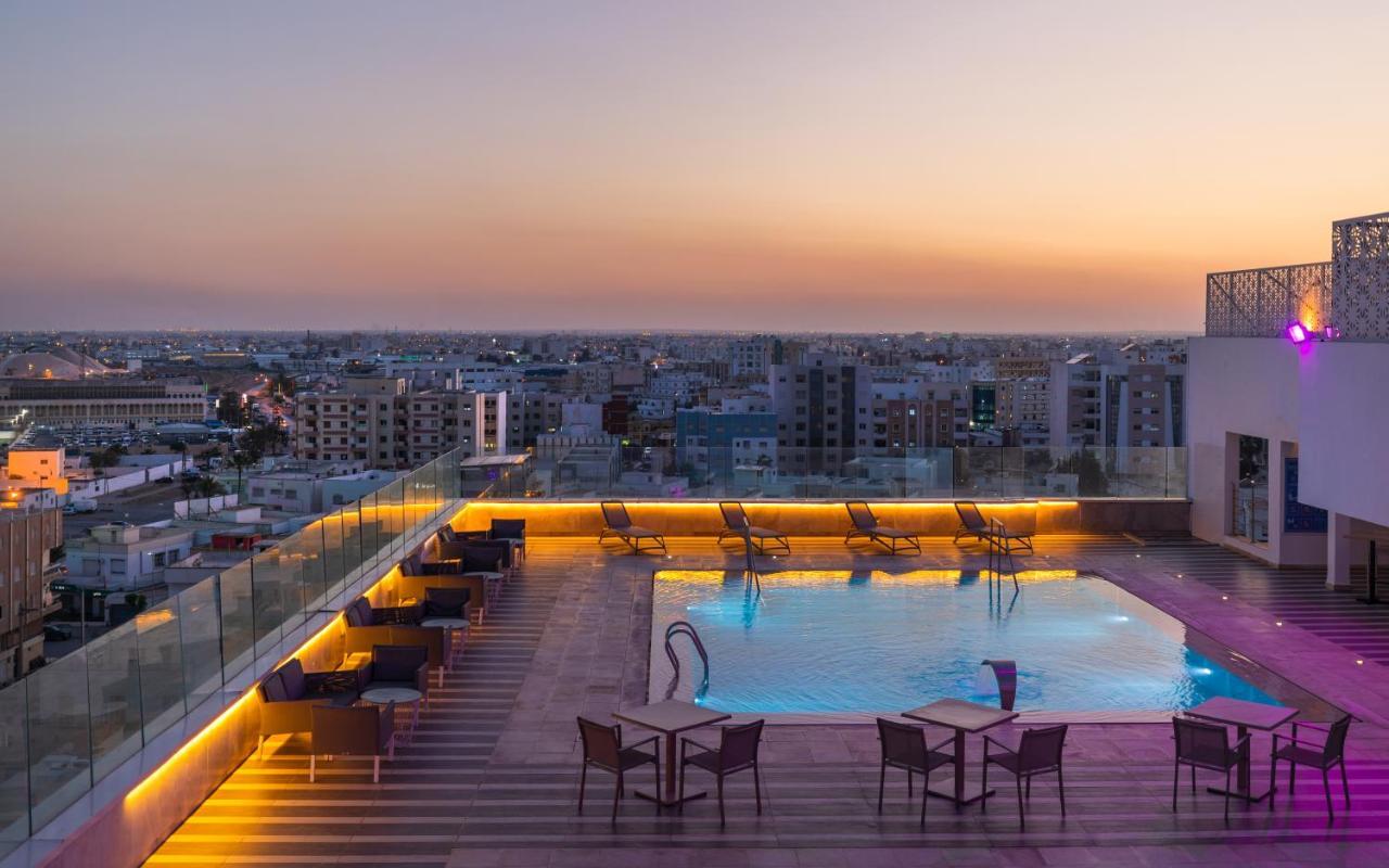 Radisson Hotel Sfax Esterno foto Rooftop pool at the hotel