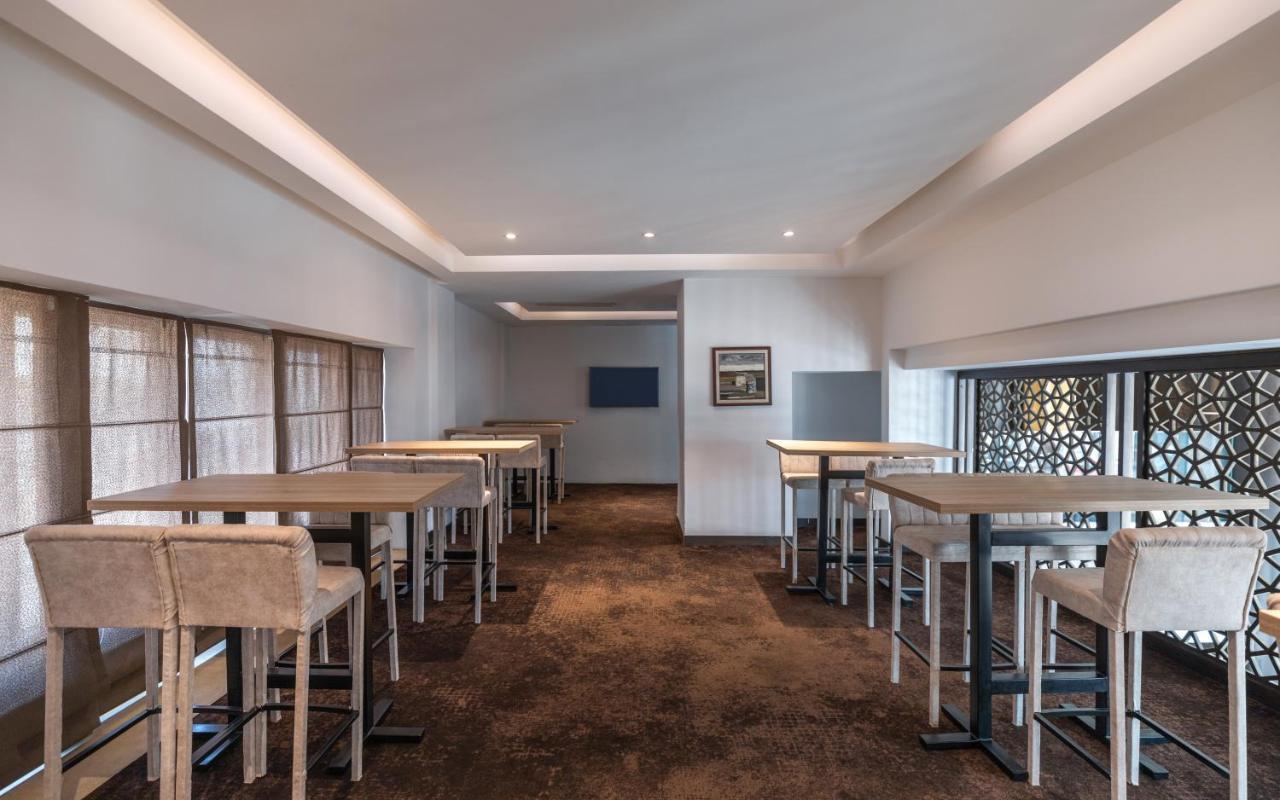 Radisson Hotel Sfax Esterno foto The lounge at the airport