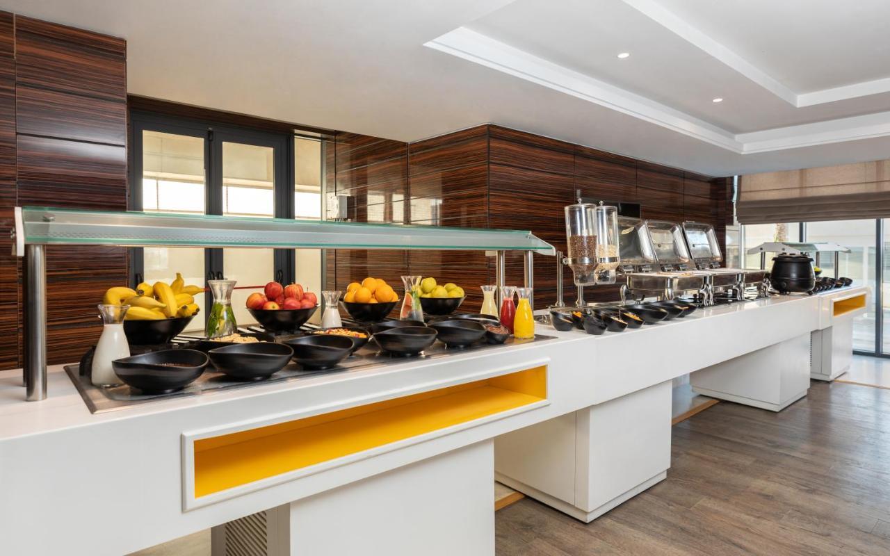 Radisson Hotel Sfax Esterno foto A buffet at a hotel