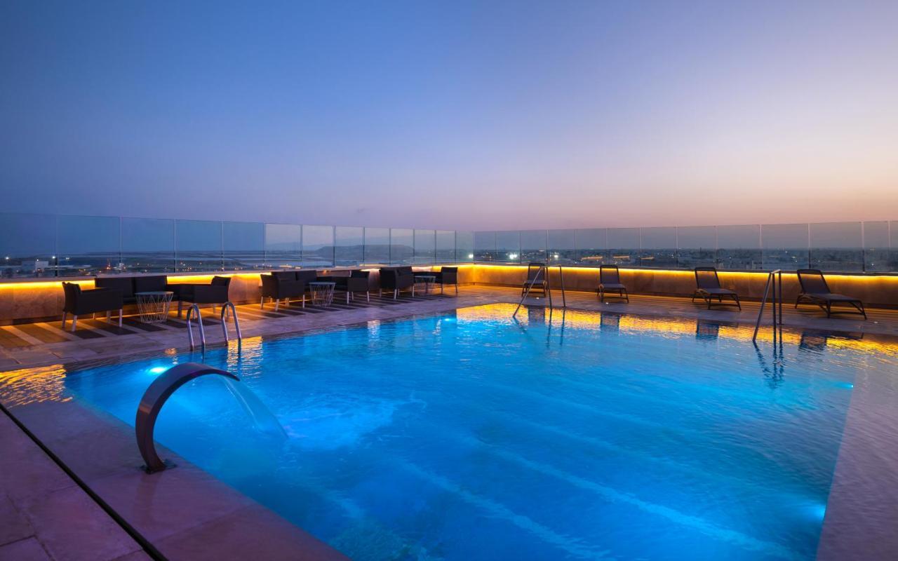 Radisson Hotel Sfax Esterno foto The pool at the rooftop bar