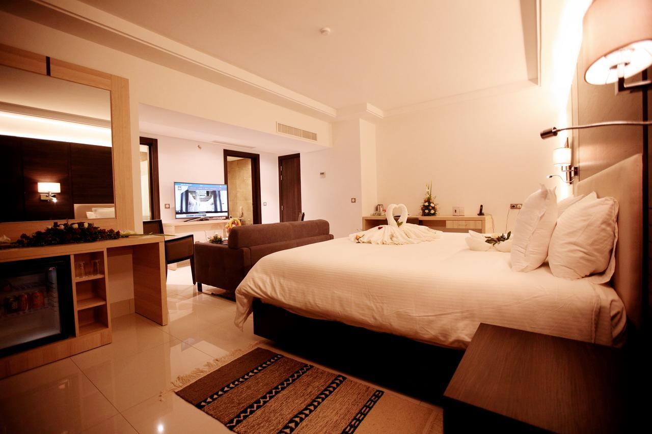 Radisson Hotel Sfax Esterno foto A room at the hotel