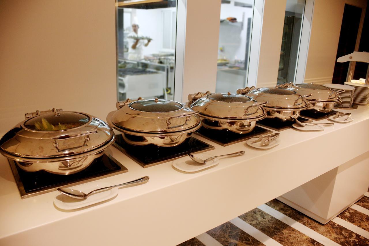 Radisson Hotel Sfax Esterno foto A row of chafing dishes