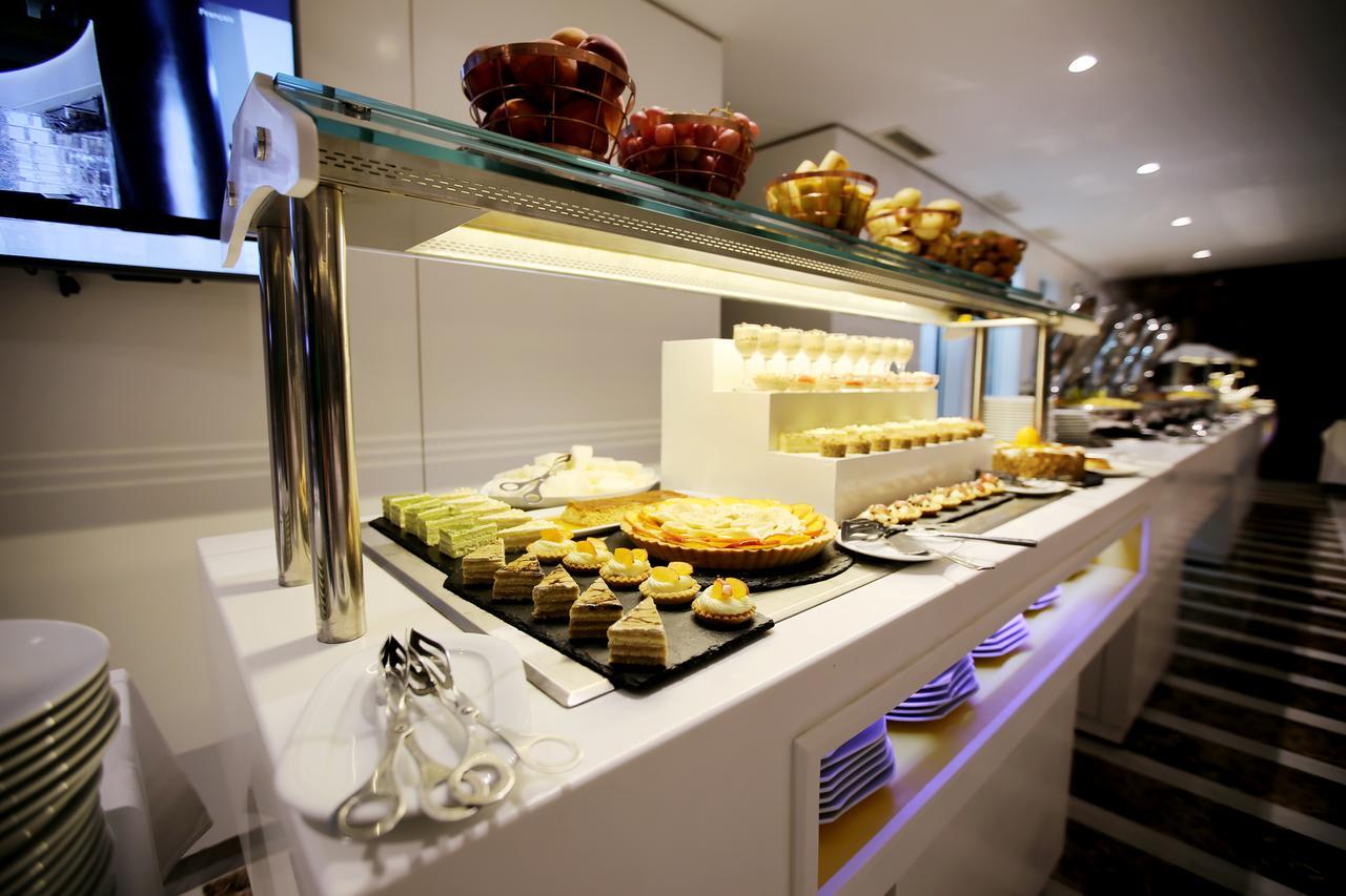 Radisson Hotel Sfax Esterno foto A buffet at a hotel