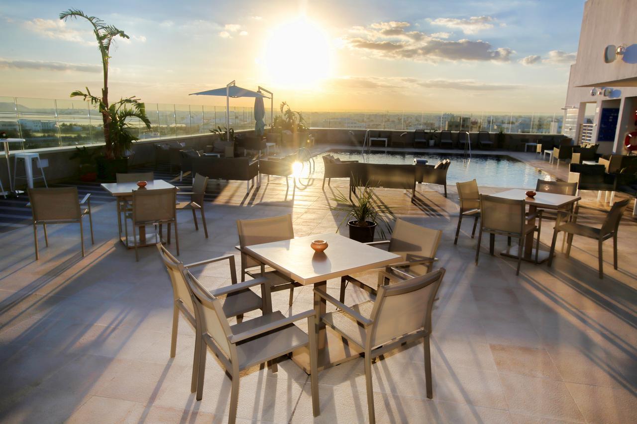Radisson Hotel Sfax Esterno foto Rooftop pool at the hotel