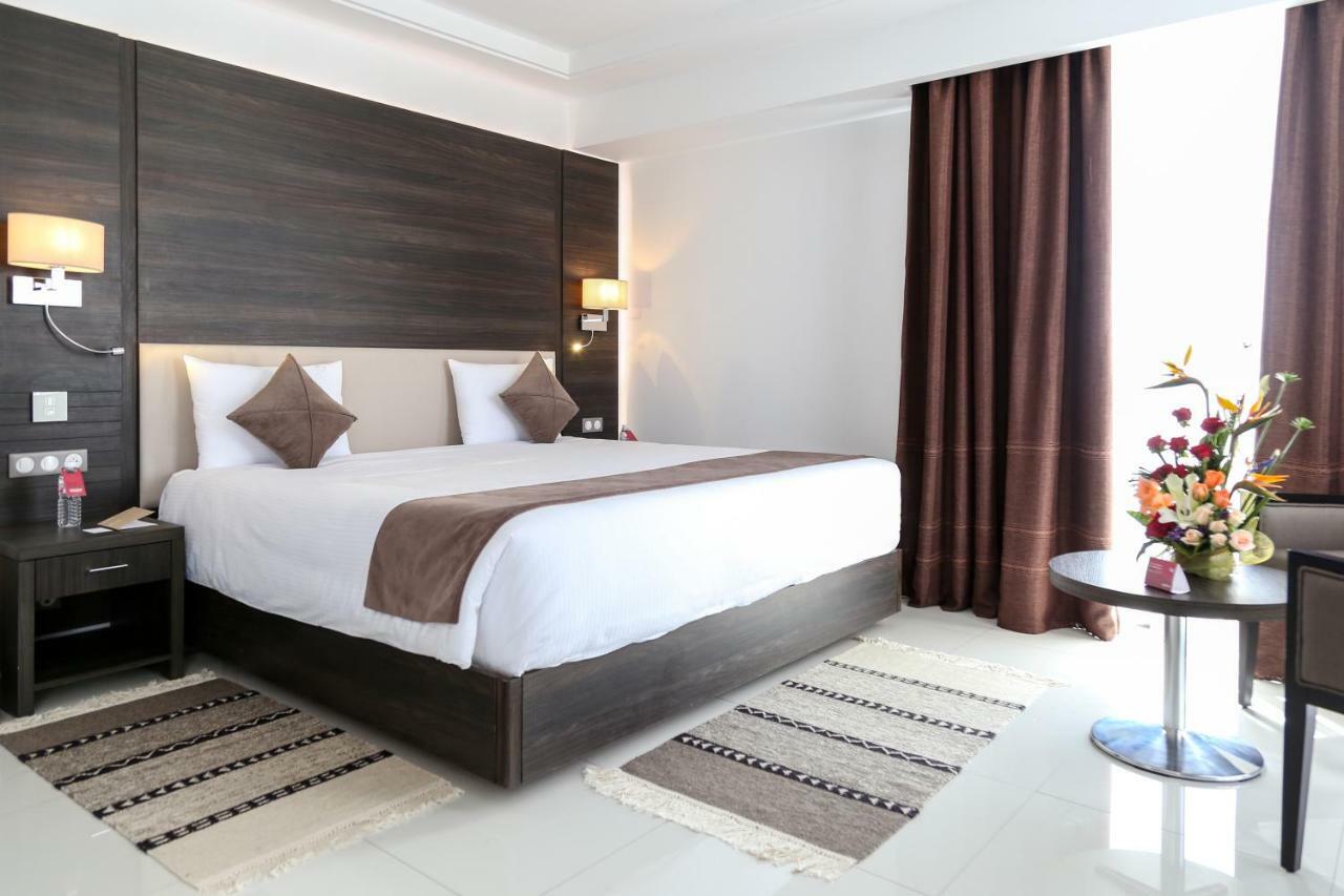 Radisson Hotel Sfax Esterno foto A bedroom in a hotel